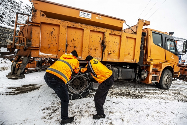Kar vatandaşı esir almasın diye 24 saat nöbetteler